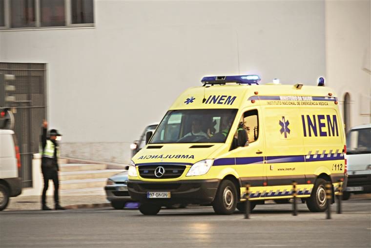 Homem de 94 anos morre após trator capotar